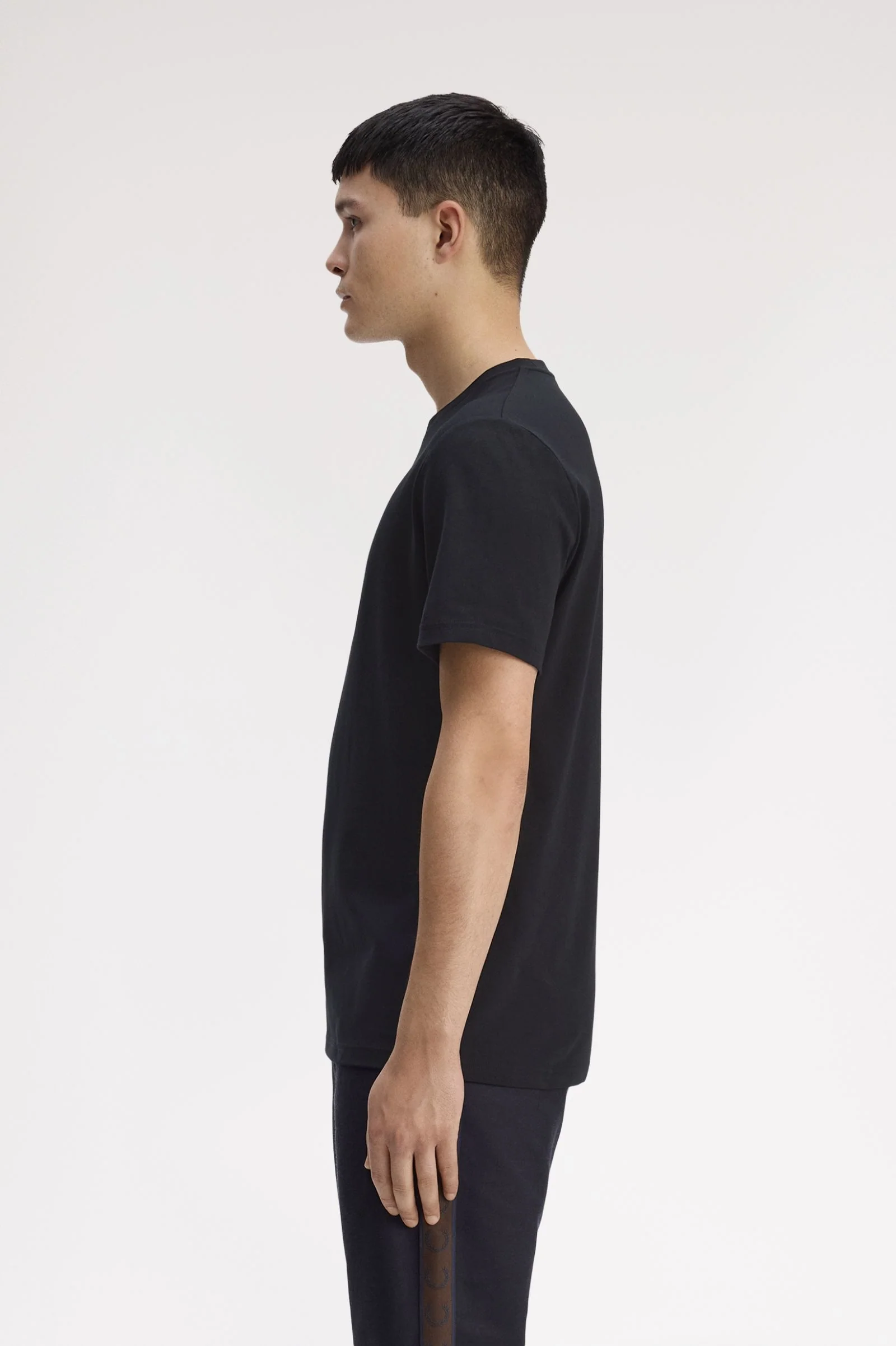 Fred Perry M1775 Outline Laurel Wreath T-Shirt - 102 Black - Image 2