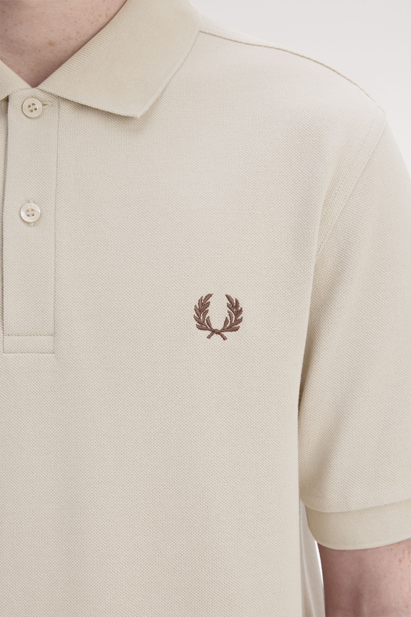 Fred Perry M6000 The Fred Perry Polo Shirt - Z87 Warm Oat/Burnt Tobacco - Image 2