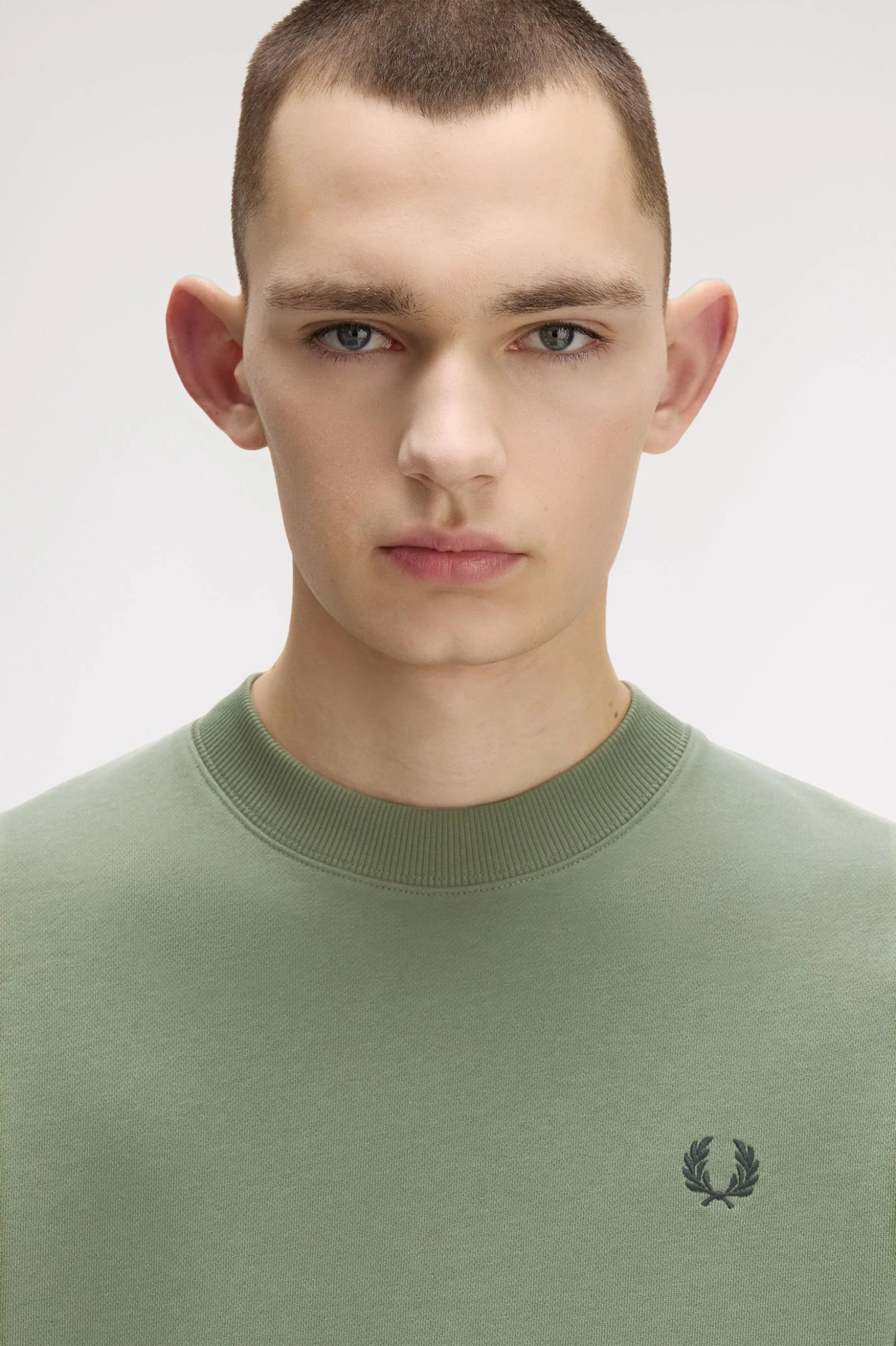 Fred Perry M7535 Crew Neck Sweatshirt - Z50 Laurel Wreath Green Black - Image 3