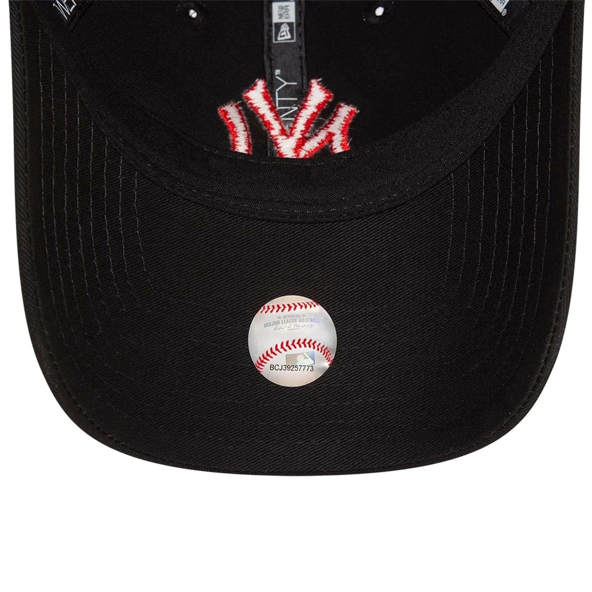 New York Yankees League Essential Black 9TWENTY Adjustable Cap - Image 3