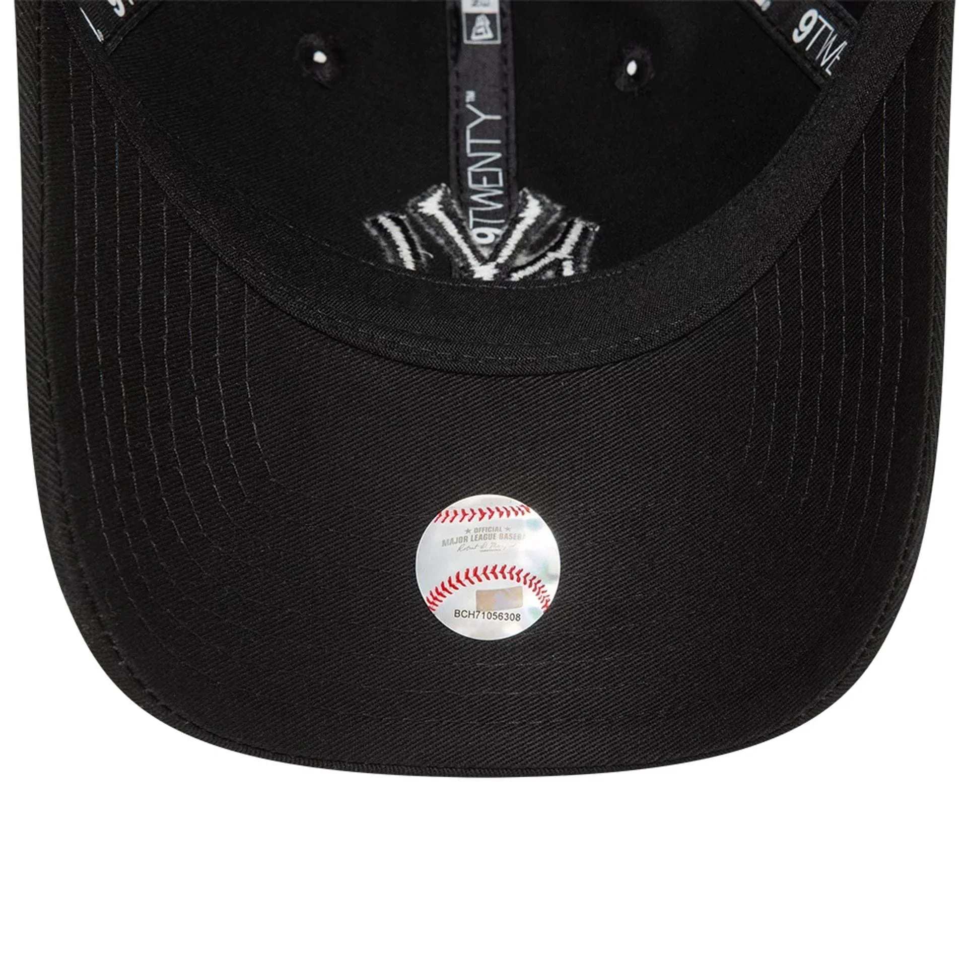 New York Yankees League Essential Black On Black 9TWENTY Adjustable Cap - Image 4